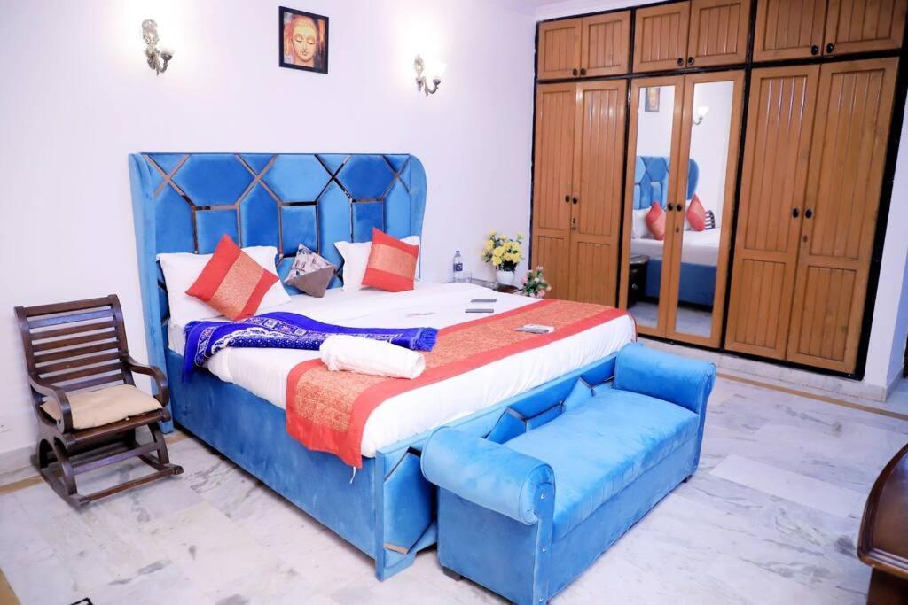 Fortune Service Apartment,2bhk, D-198,saket Apartment *