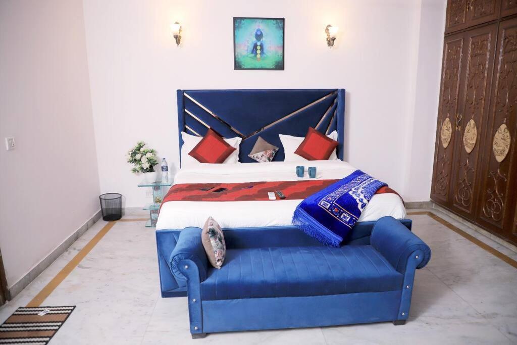Fortune Service Apartment,2bhk, D-198,saket *