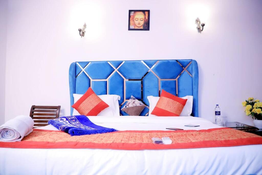 Fortune Service Apartment,2bhk, D-198,saket *